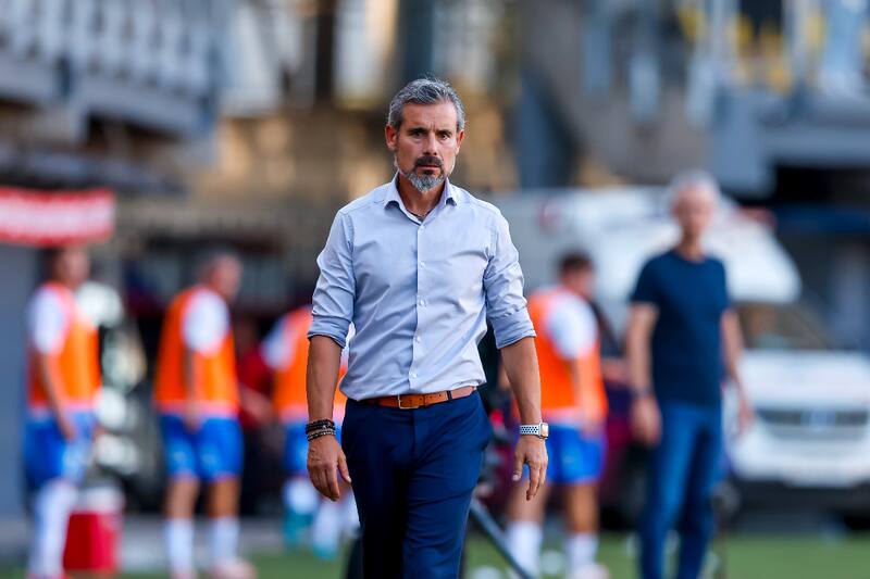 El técnico quiere más jugadores.