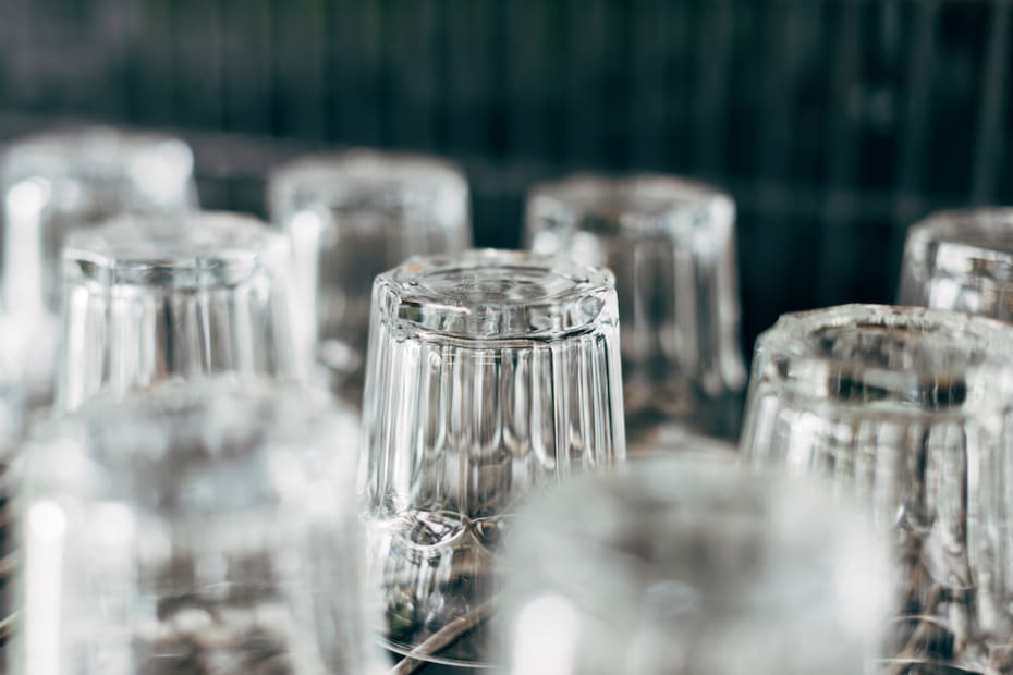 Con estos trucos virales podrás dejar tus vasos relucientes en pocos pasos. Créditos: Freepik.
