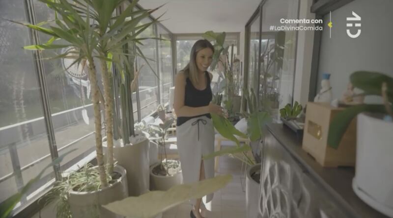 Una sonriente Vanesa Borghi hablando sobre su hogar