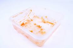 Ni cloro ni vinagre: Con este simple producto puedes limpiar los tupper manchados con salsa de tomate o aceite