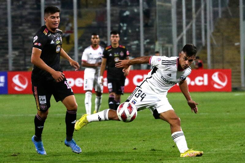 Vicente Pizarro fue capitán de Colo Colo ayer en el partido ante Santiago City. Foto: Agencias Aton.