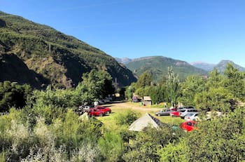 Este camping natural ubicado en la Región del Maule es perfecto para desconectarse y gozar a la orilla del río