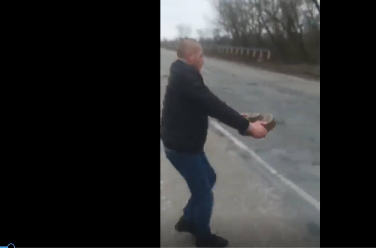 VIDEO| Increíble: Un hombre ucraniano quita una mina de la carretera usando sus propias manos mientras fuma