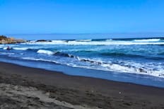 Última escapada antes del fin del verano: la exclusiva playa a una hora y media de Santiago ideal para visitar en marzo