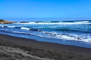 Última escapada antes del fin del verano: la exclusiva playa a una hora y media de Santiago ideal para visitar en marzo