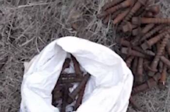 VIDEO | Drones captan el momento en que pareja roba pernos de sujeción de rieles de la vía férrea en Collipulli