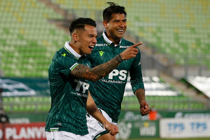 Matías Fernández celebra un gol por Santiago Wanderers junto a Enzo Gutiérrez en la temporada 2020. (Foto: Aton Chile)
