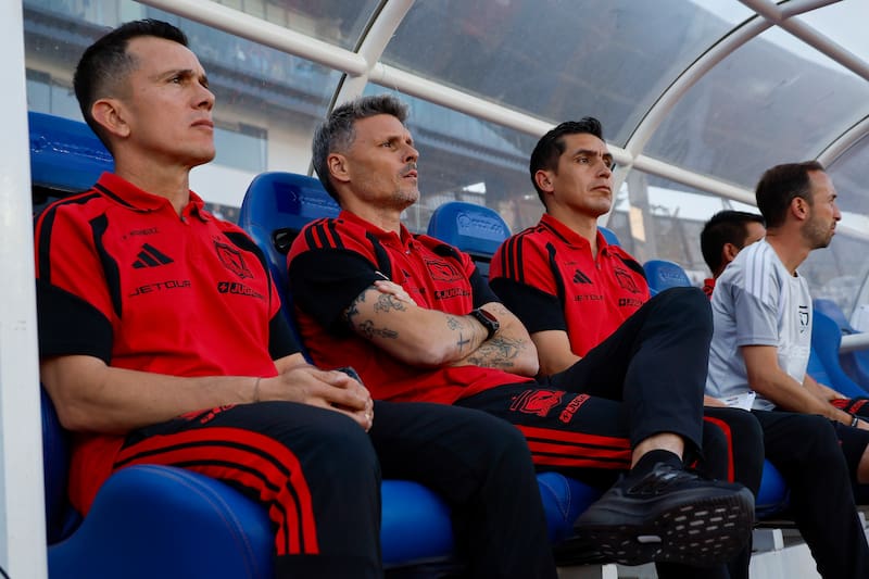 El cuerpo técnico albo tendrá una sensible baja para el Superclásico ante la U. Foto: Aton.