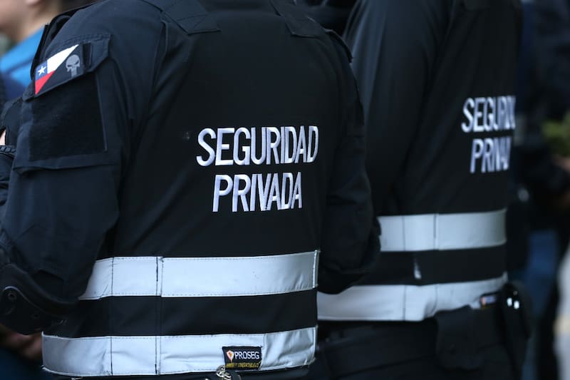 Entre los empleos disponibles hay guardias de seguridad.