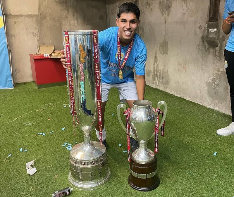 Rodrigo Díaz se formó en Magallanes, y fue parte del equipo que levantó los trofeos de Copa Chile y Primera B 2022, como también la Supercopa 2023. (Foto: Instagram Rodrigo Díaz)