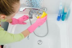 Con esta mezcla casera podrás quitar el sarro acumulado en la tina de tu baño