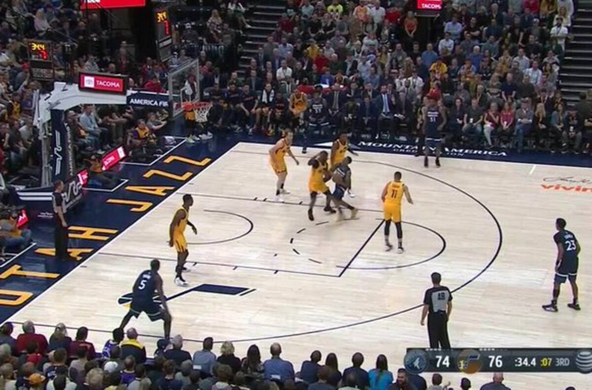 A lo Ronaldinho: El "látigo" que realizó jugador de la NBA que terminó en un puntazo