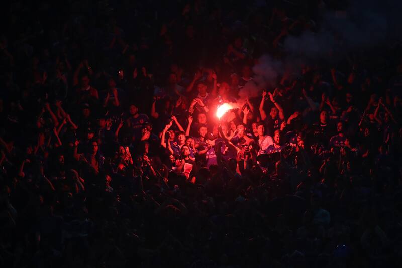 Bengala encendida por hinchas de la U en el partido ante Botafogo. Foto: Aton