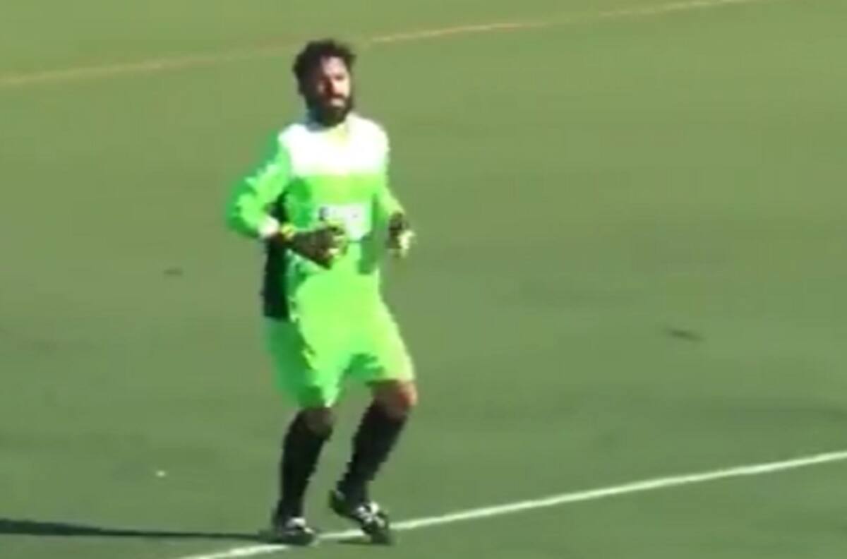 De héroe a villano: Arquero marcó un gol en el Ascenso de España y le anotaron apenas regresó a su puesto
