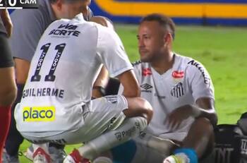 Se repite la triste historia: Neymar volvió a salir lesionado en Santos y no aguantó las lágrimas