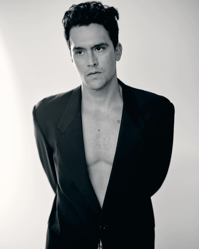 es el protagonista de "Simón"