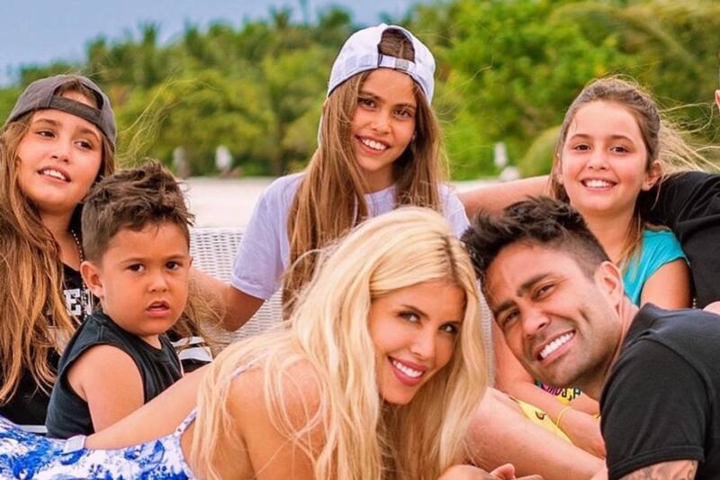 Coté López y Luis Jiménez posando junto a sus hijas e hijo. Créditos: Instagram.