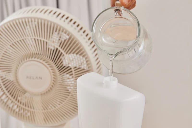 Para activar el vaporizador, es necesario llenar la botella que el aparato trae incluída.