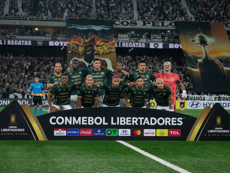 Carabobo, midiéndose ante Botafogo.