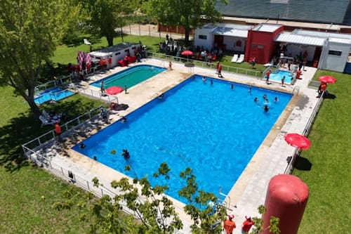 Cuenta con dos piletas, una fría tradicional para el calor y otra temperada.
Foto: Talca.cl