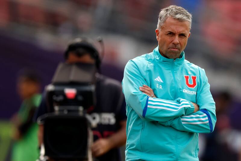 El entrenador de Universidad de Chile, Gustavo Álvarez, dirigiendo a los azules. Foto: Agencia Aton.