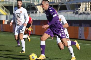 Fiorentina cayó ante el Benevento con Erick Pulgar en el campo