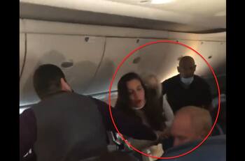 VIDEO | Detienen a mujer por golpear y escupir a pasajero que no quería ocupar mascarilla en avión