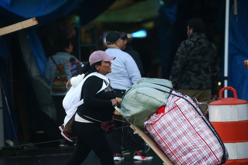 Tras enfrentamiento con personal de Metro de Santiago, la empresa decidió prohibir ciertos objetos.