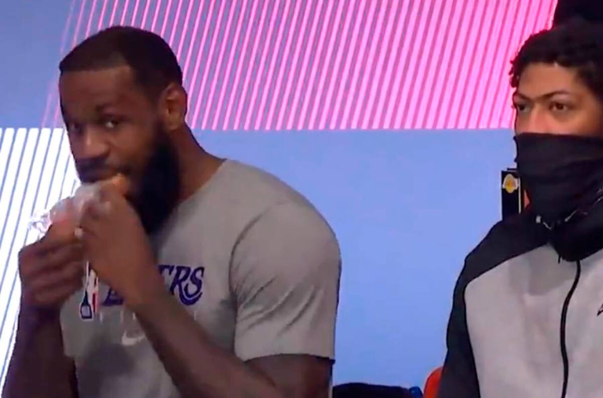 Captan a LeBron James disfrutando un sandwich en medio del partido ante los Kings