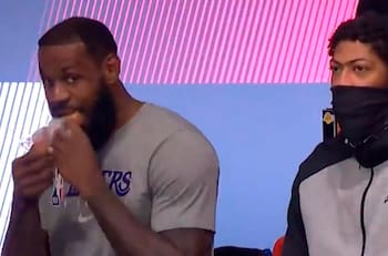 Captan a LeBron James disfrutando un sandwich en medio del partido ante los Kings