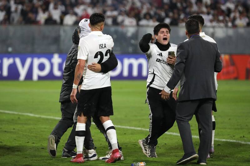 El partido se suspendió, debido a los desmanes producidos por los hinchas albos. Foto: Agencia Aton.