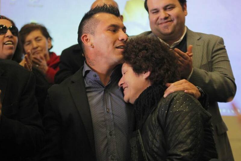 junto a Marisel Soto, su madre.