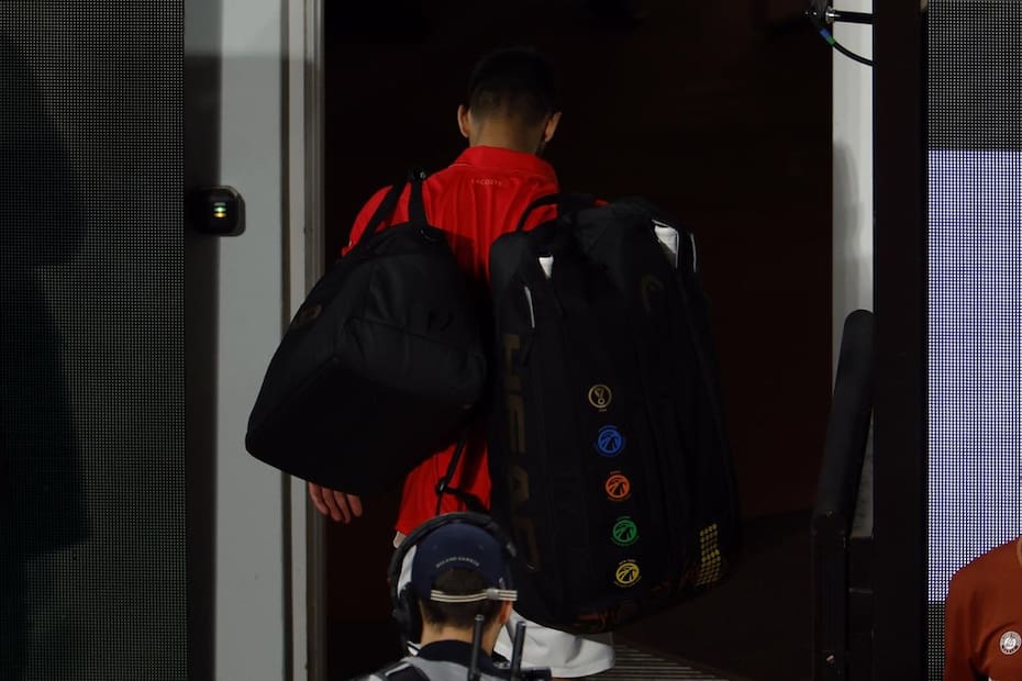 Novak Djokovic retorándose ¿por última vez? de la arcilla parisina. Foto: EFE.