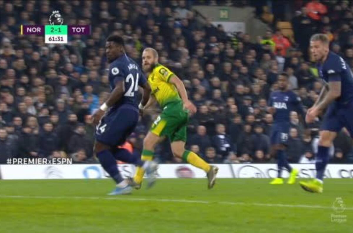 Un absurdo error de Aurier costó caro en el empate del Tottenham