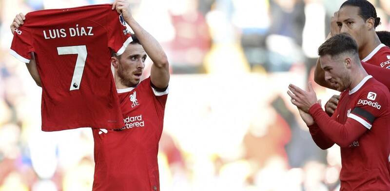 El delantero celebró con su camiseta cuando sufría el secuestro de su padre en Colombia.