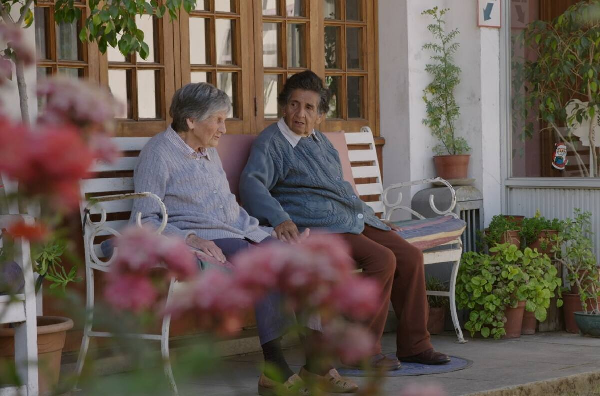 Continúan las aventuras dentro del hogar de ancianos de "El agente topo": Canal 13 emitirá "Las Fugitivas", el nuevo cortometraje de las carismáticas amigas de don Sergio Chamy