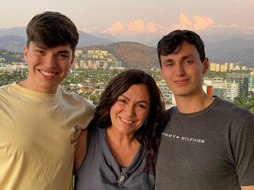 Solange Lackington y dos de sus hijos