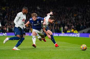 Leeds de Marcelo Bielsa cayó ante Tottenham con polémico final en la Premier League