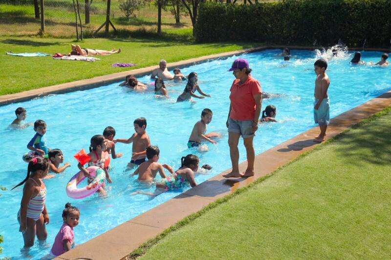 Esta piscina ofrece un espacio ideal para una escapada del caos urbano de la capital.