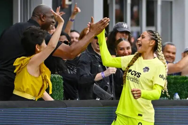 La delantera de Washington Spirit Trinity Rodman celebra junto a Magic Johnson. Foto: Goal.