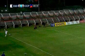 ¿El peor de la historia? Futbolista paraguayo ejecutó un insólito córner