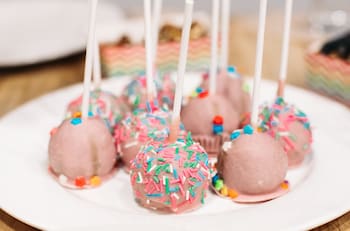 Esta es la receta de cake pops más fácil para regalar en este Día del Niño