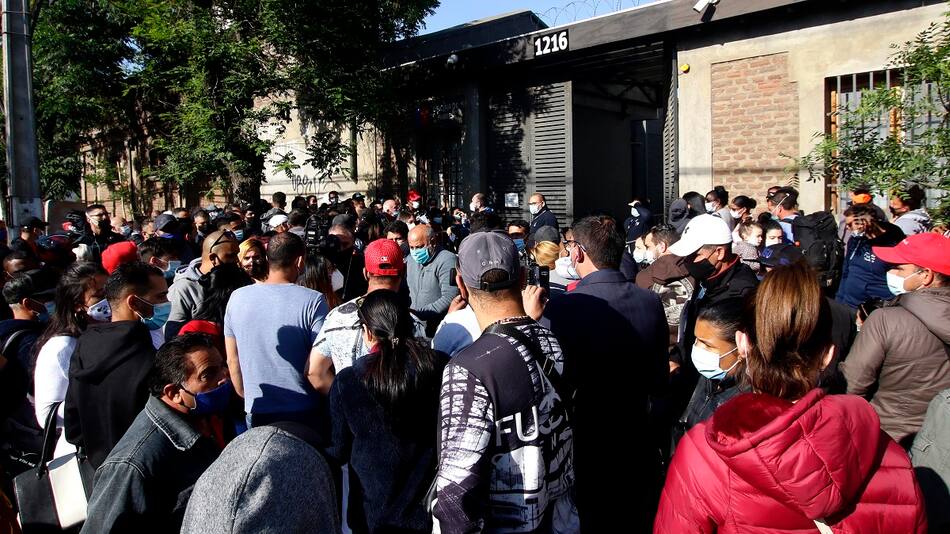 Extranjeros realizan fila en el Departamento de Extranjeria