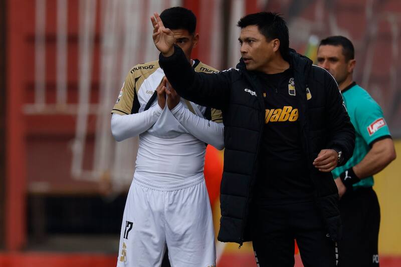 comienza a erigir como un ejemplo de liderazgo en un fútbol chileno carente de referentes técnicos y tácticos.