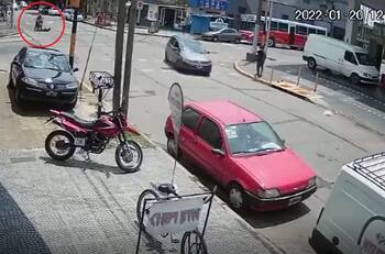 VIDEO | Enfermera murió frente a su esposo tras ser atropellada por una motocicleta en Argentina: fue arrastrada más de 50 metros