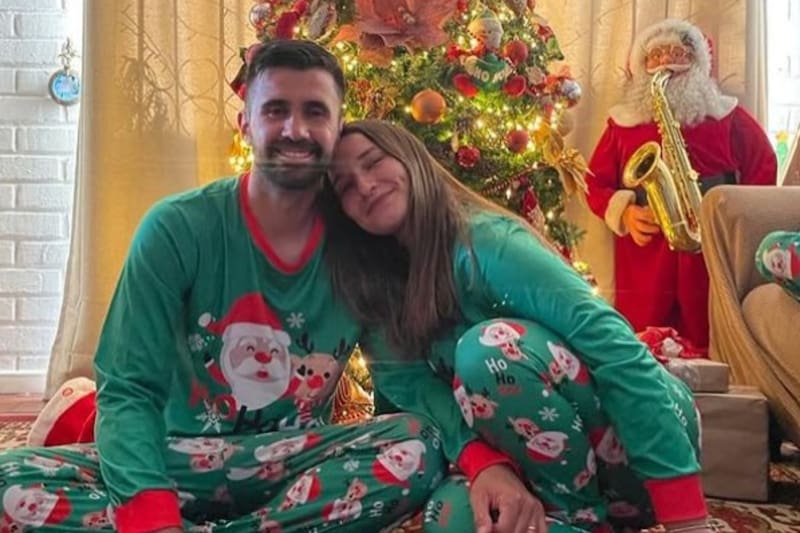 El defensa junto a su novia celebrando Navidad.