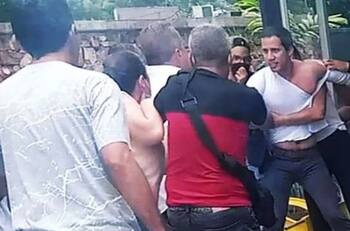 VIDEO | Juan Guaidó fue brutalmente agredido y golpeado en un restaurante por chavistas