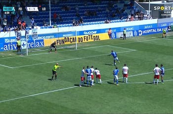 VIDEO | Quedó en ridículo: el insólito "penal estatua" que se vio en el fútbol de Portugal