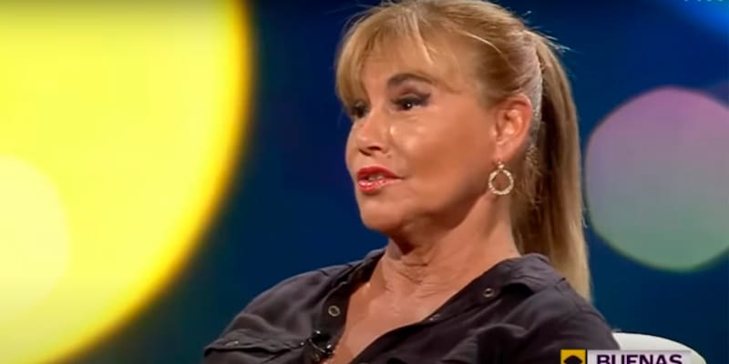 vive alejada del mundo de la televisión.