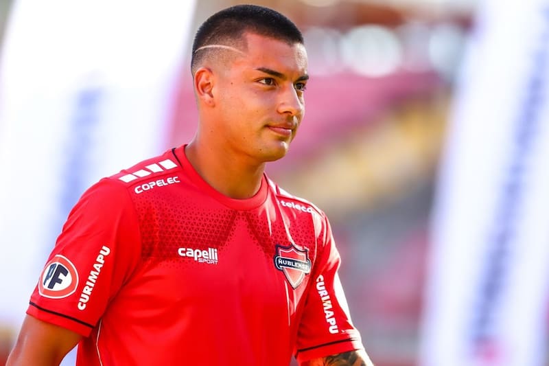 hijo del exjugador de Universidad de Chile, Esteban El Huevo Valencia.